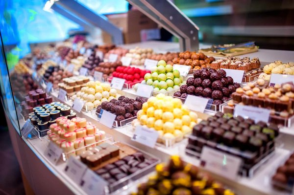Comment élaborer un menu de dégustation autour de la truffe blanche pour un restaurant gastronomique?